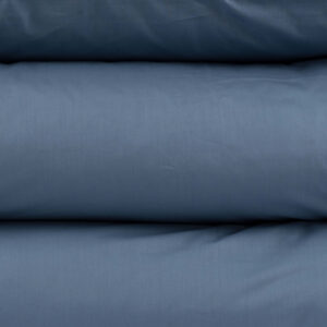 Prześcieradło perkalowe z gumką z bawełny w kolorze szaroniebieskiego denimu VON SCHÜTZ