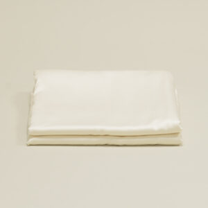 MicroModal Bettwäsche Creme Alabaster, gefalteter Stapel, heller warmer Cremeton mit Glanz