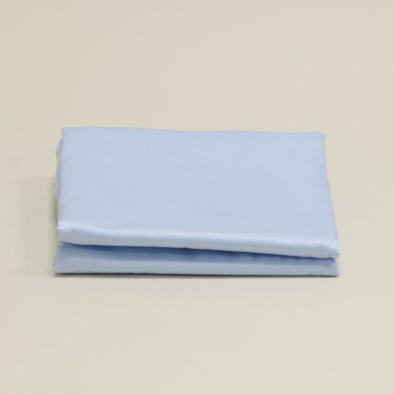 Satin Bettwäsche in Blau, gefalteter Stapel, heller Porzellanton
