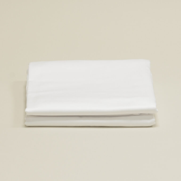 Satin Bettwäsche in Weiß Pure, gefalteter Stapel, Verschlusskante rechts