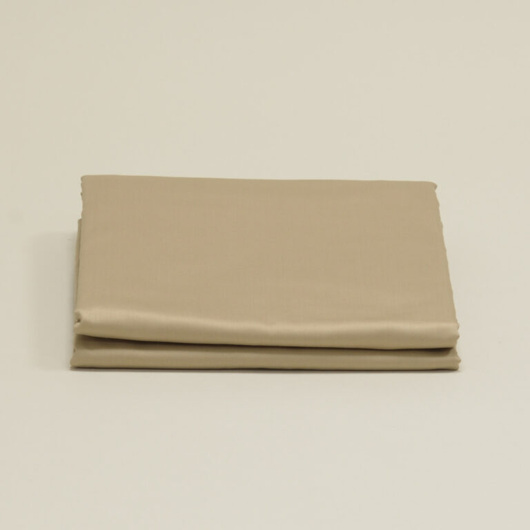 Satin Bettwäsche in Beige Travertin, dreilagig gefaltet auf hellgreigem Grund