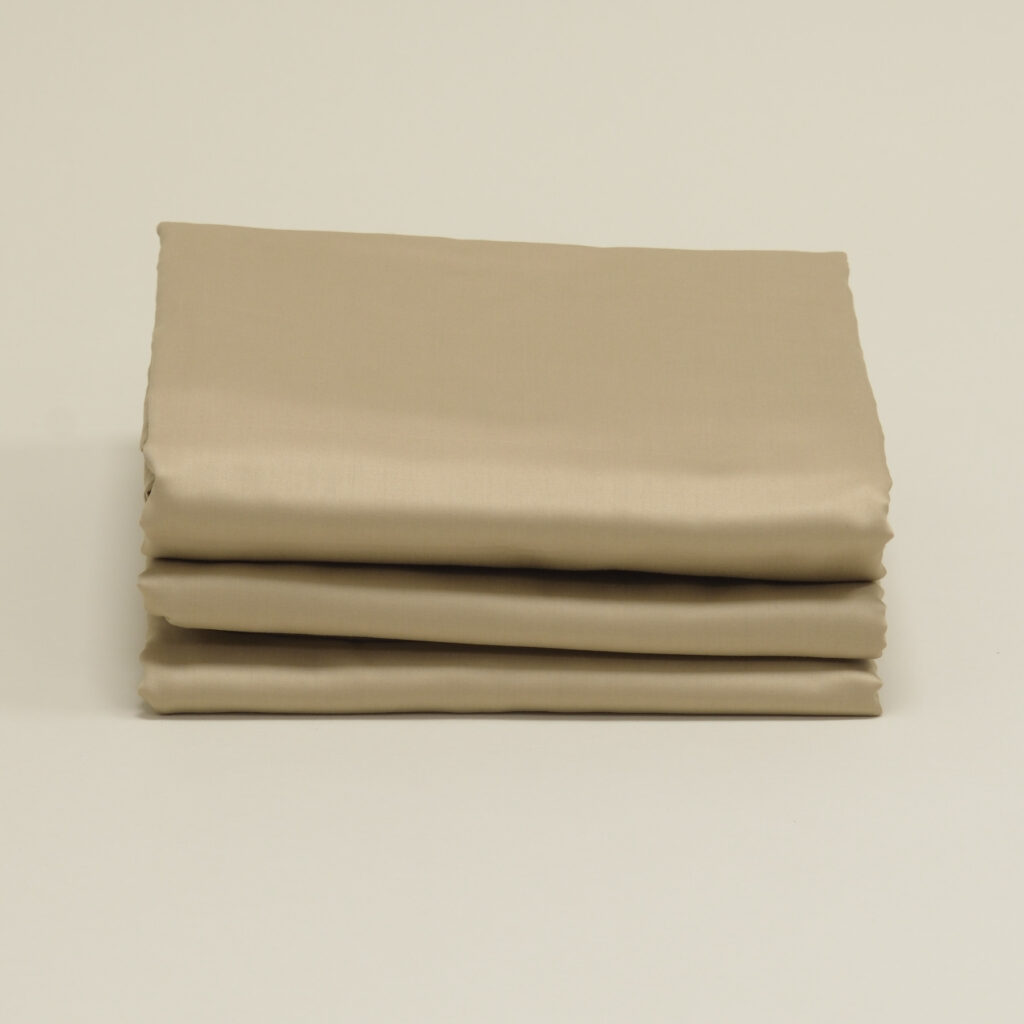 Satin Bettwäsche in Beige Travertin, gefalteter Stapel, Glanz auf der Faltkante